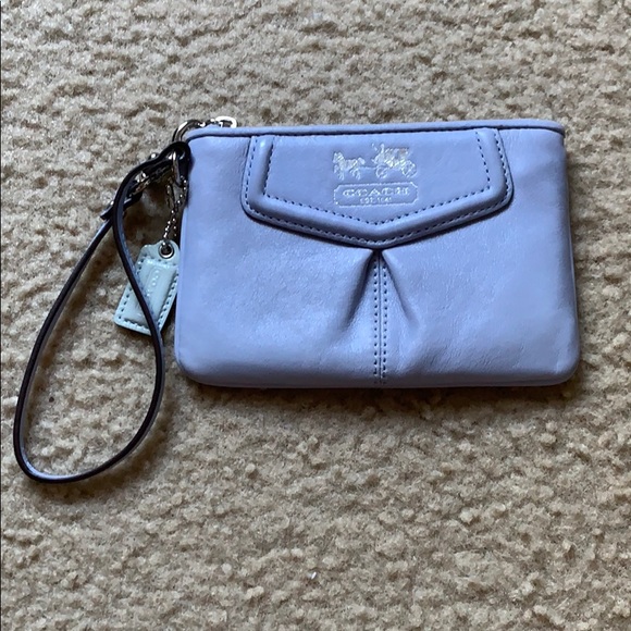 Coach Handbags - Lavender Coach Wristlet Coach Handbags - Lavender Coach Wristlet